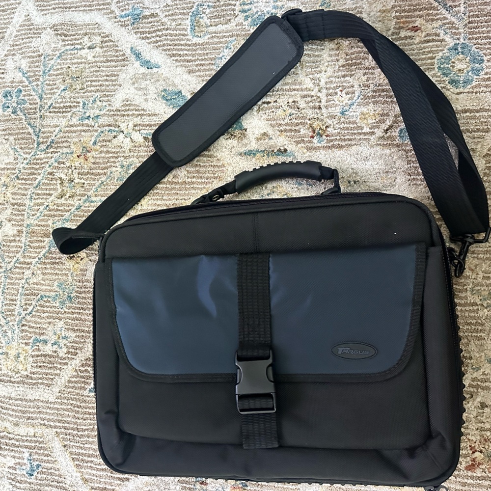 Targus RUGGED Laptap Bag. NEW WITHOUT TAGS - 16". X 13"